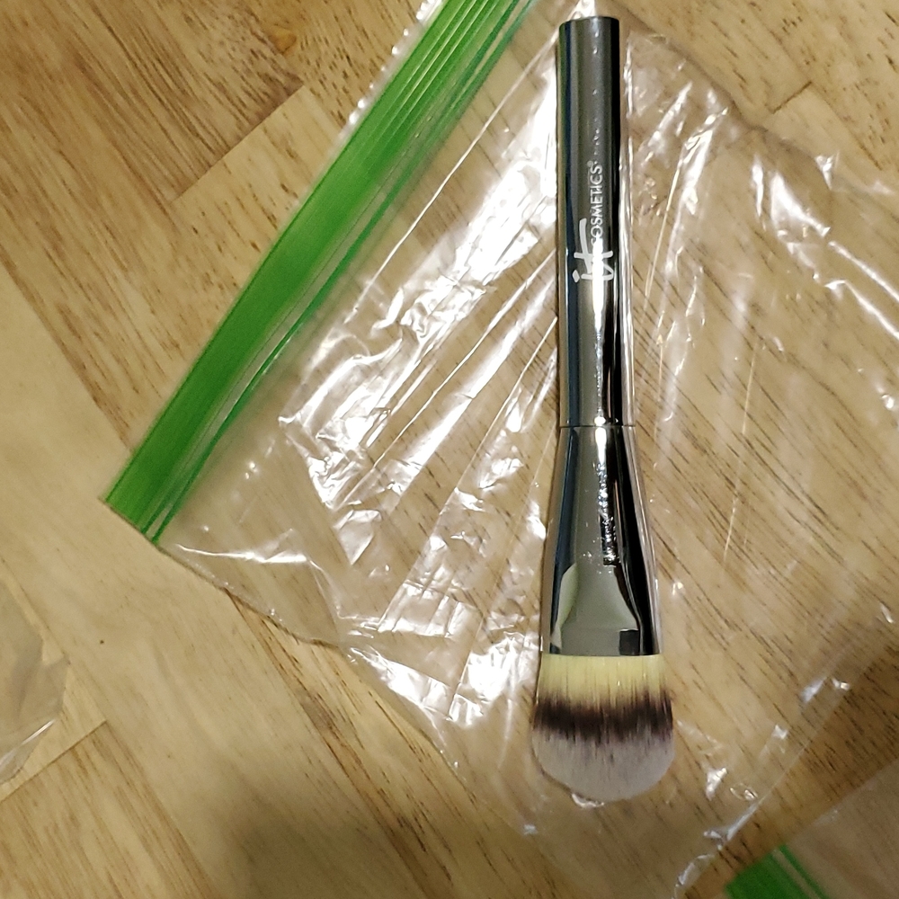 Makeup brush